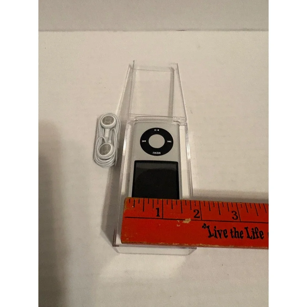 Apple iPod nano 5th Gen 8GB Silver MP3 Player A1320 PC535LL/A Case & Earbuds